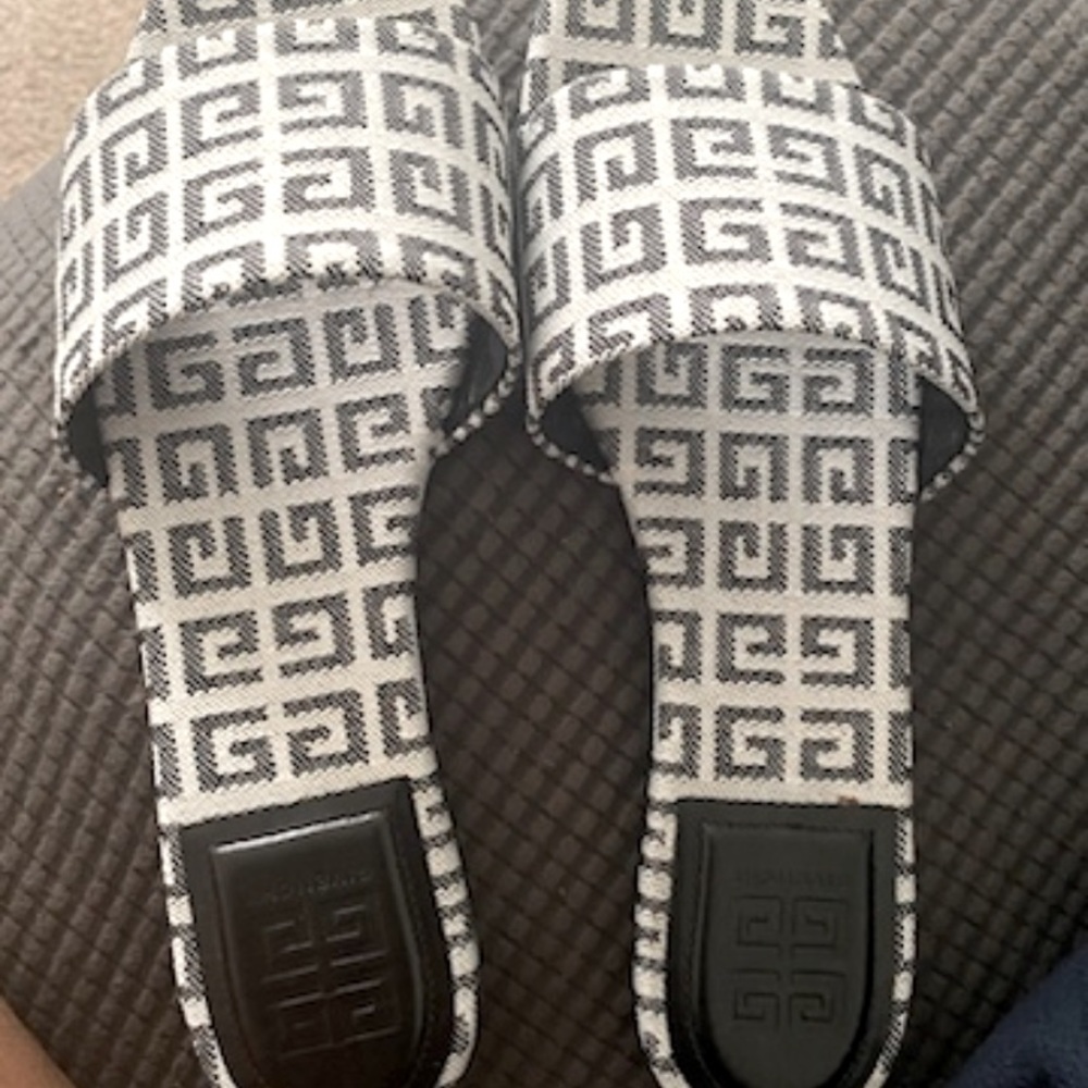 Givenchy sandals size 41 NWT